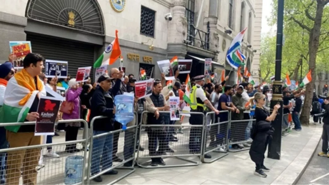 पहलगाम हमले का विरोध लन्दन में भारतीय और पाकिस्तानी आमने-सामने