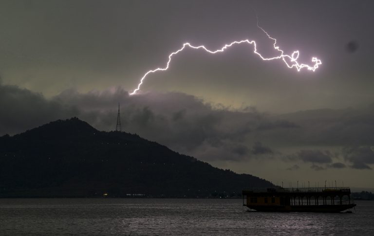 यूपी के 50 से ज्यादा जिलों में आज बारिश से भारी तबाही की आशंका, IMD का अलर्ट