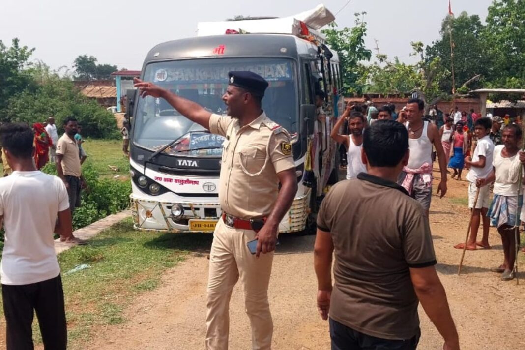 बांका में हाई टेंशन तार की चपेट में आई बारातियों की बस, दो लोगों की मौत, दर्जनों घायल