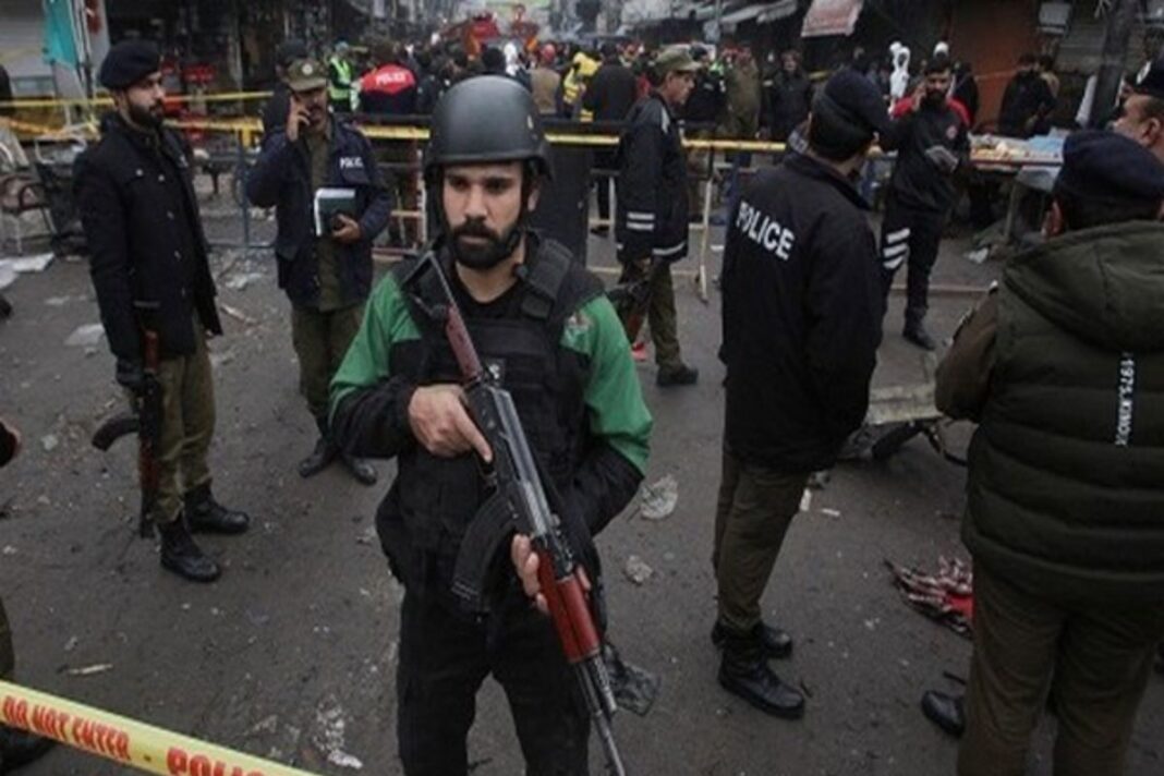 Blasts in Lahore: धमाके से पाकिस्तान का एयर डिफेंस सिस्टम तबाह, लाहौर में भारी तबाही Blasts in Lahore