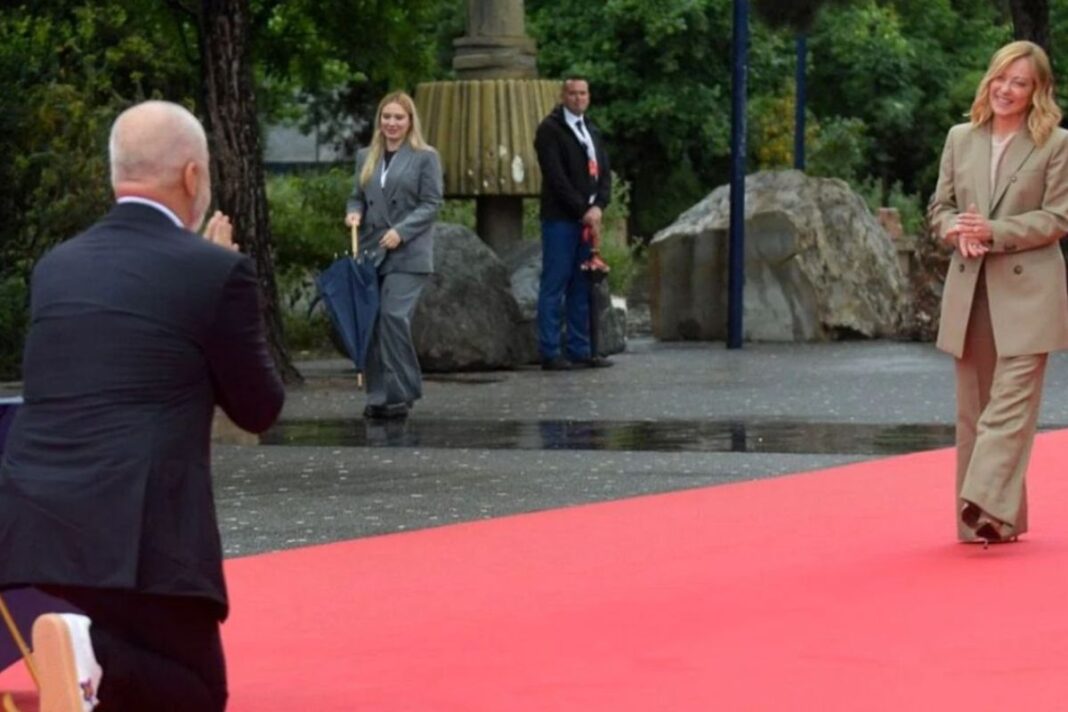 Viral Video: छाता फेंका, घुटनों पर बैठा, हाथ जोड़ा, गर्लफ्रेंड की तरह पीएम मेलोनी का स्वागत, देखें वीडियो