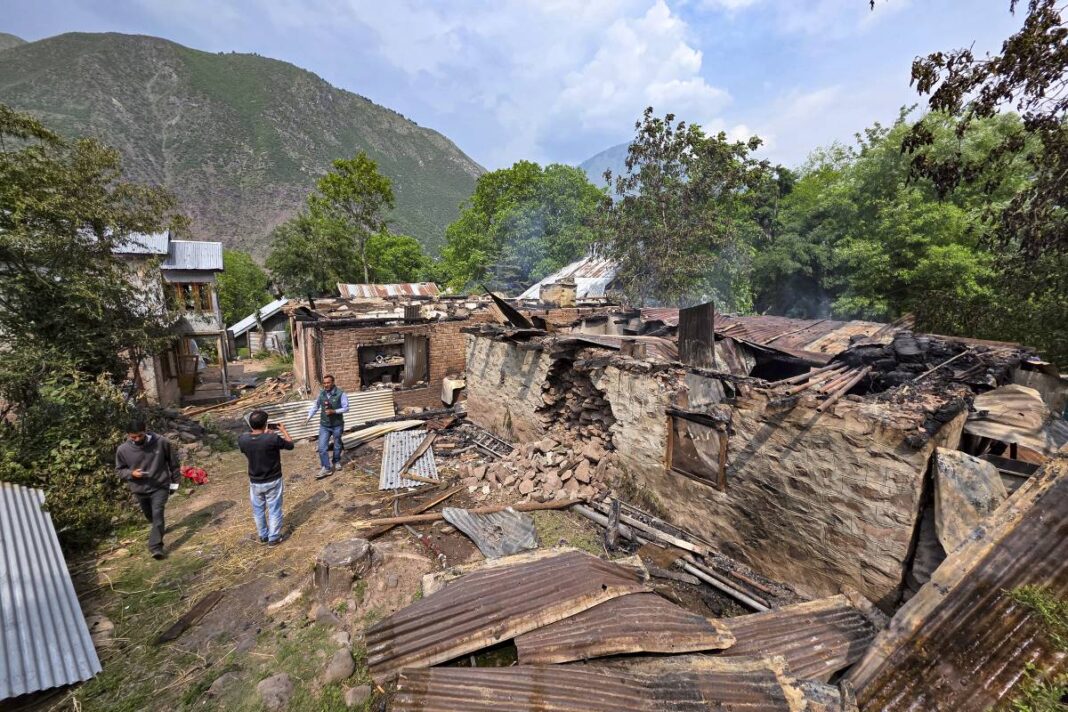 LOC Video : एलओसी के पास के गांवों में डर का माहौल, पाकिस्तानी फायरिंग का भारतीय जवानों ने दिया करारा जवाब