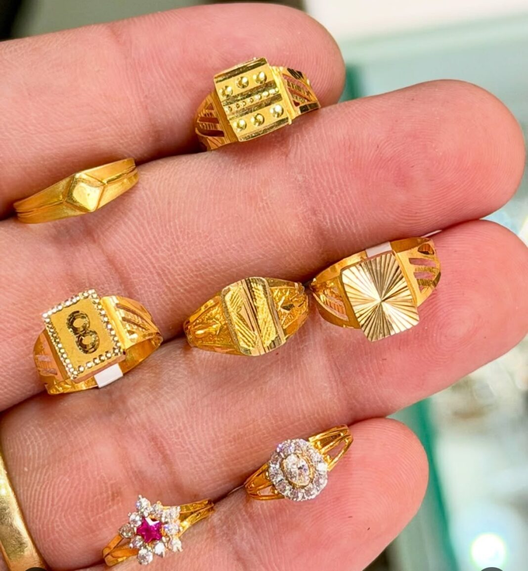 ग्राहक बनकर आया युवक सराफ दुकान से अंगूठियां चोरी कर फरार सीसीटीवी में कैद हुई वारदात, पुलिस जांच में जुटी