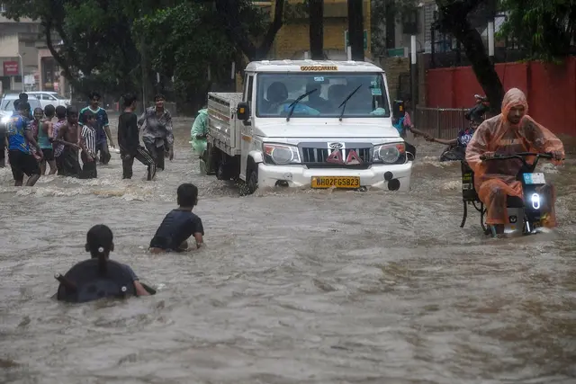 मुंबई में बारिश का कहर, IMD का रेड अलर्ट; जलभराव से सड़क यातायात और विमान सेवाएं प्रभावित