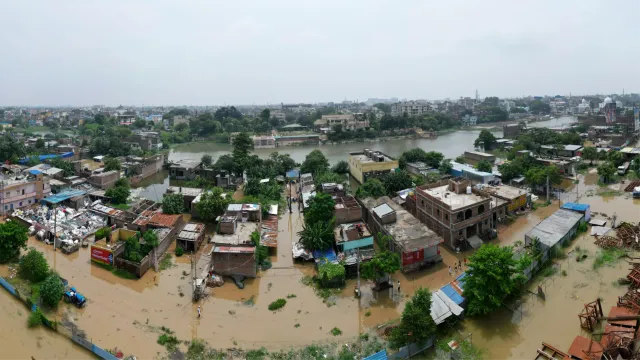 बिहार में बाढ़ के बीच आसमानी खतरा, 24 जिलों में बारिश और बिजली गिरने का अलर्ट