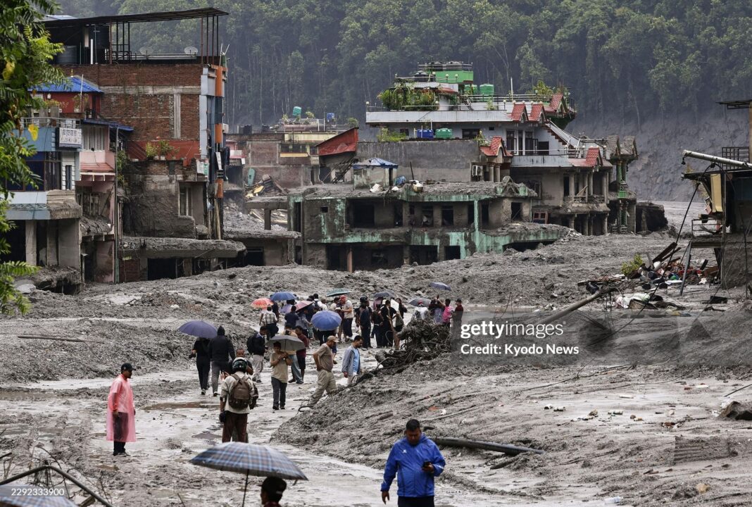 नेपाल में मौतों का आंकड़ा 1100 पार, खतरे के निशान से ऊपर बह रहीं नदियां
